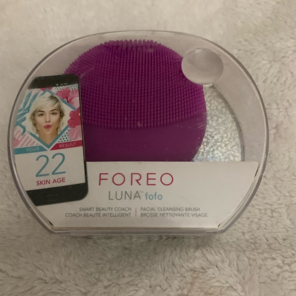 FOREO Smart Skin Analyzer in White and Purple